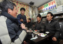  李明博4日凌晨突然提议到韩国最大的农产品批发的可乐市场去